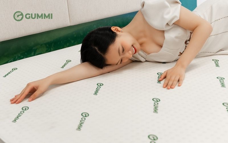 So sánh nệm cao su và nệm lò xo chi tiết: Loại nào tốt hơn? 1 Nệm cao su được nhiều người ưa chuộng nhờ khả năng nâng đỡ cơ thể tốt và độ bền cao theo thời gian