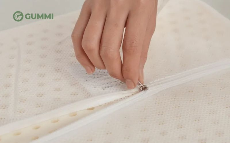 Vỏ áo lưới giúp gối Gummi Contour Ema luôn thoáng mát khi sử dụng