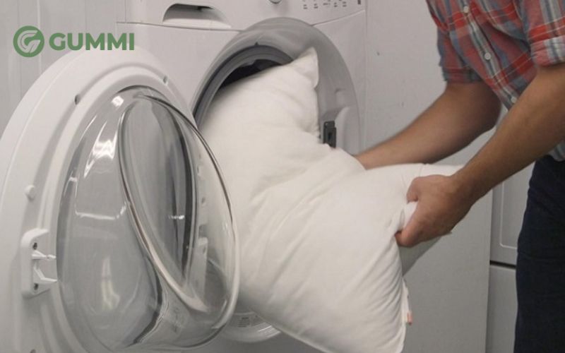 Cho ruột gối vào máy giặt