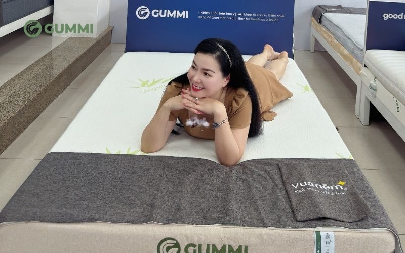 Vì sao nên đặt nệm theo kích thước riêng cho từng không gian? 2 Khi làm đệm theo yêu cầu đúng chuẩn kích thước giường, toàn bộ bề mặt sẽ được nâng đỡ đồng đều