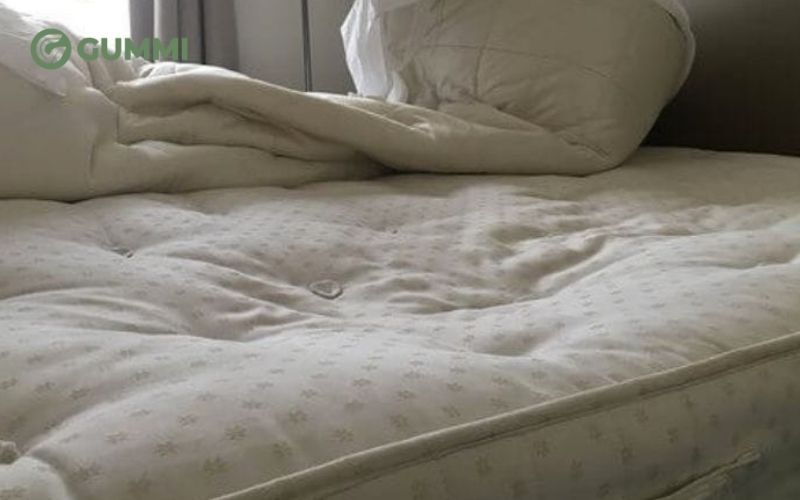 Bề mặt nệm bị lõm rõ rệt là dấu hiệu cho thấy nệm bị lún cần xử lý