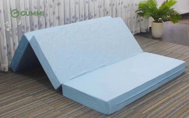 Nệm PE khá cứng và gấp gọn tiện lợi