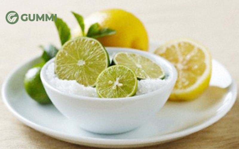 Sử dụng muối và chanh tươi làm sạch vỏ gối