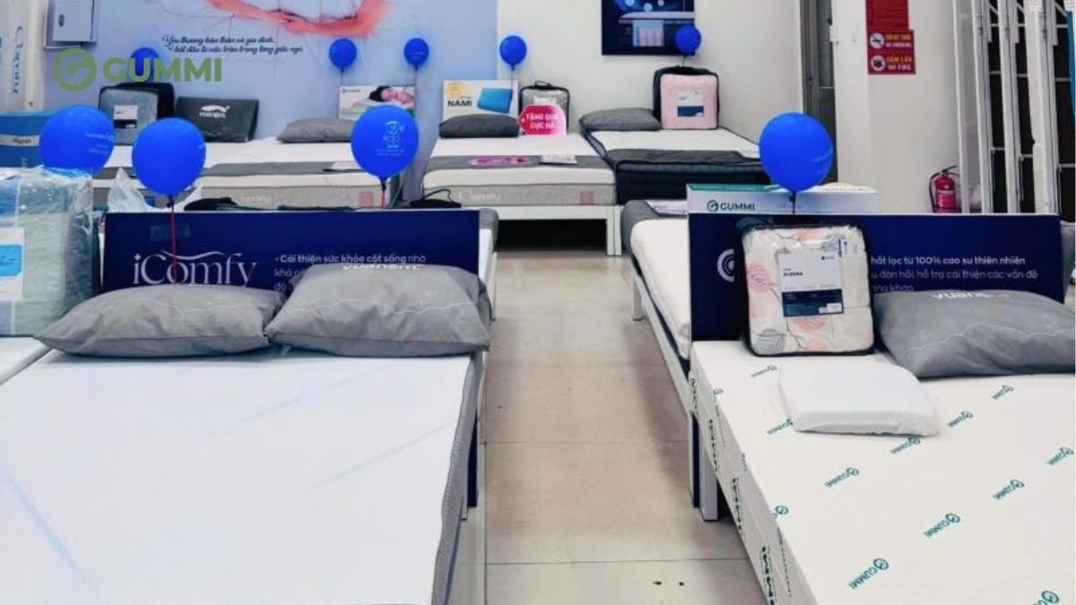 Khách hàng trải nghiệm nệm tại showroom Vua Nệm