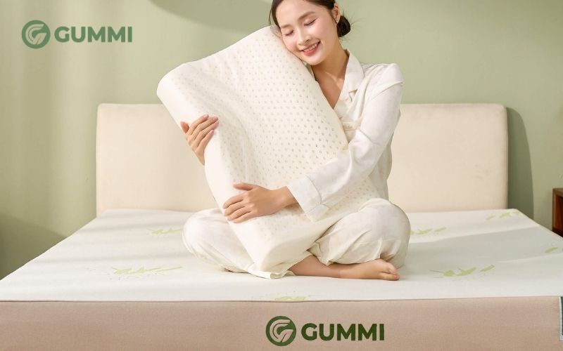 Hướng dẫn cách chọn gối cho người thoái hóa đốt sống cổ 7 Gummi Contour Ema được thiết kế theo công thái học nhằm nâng đỡ ổn định vùng đầu, cổ và vai gáy
