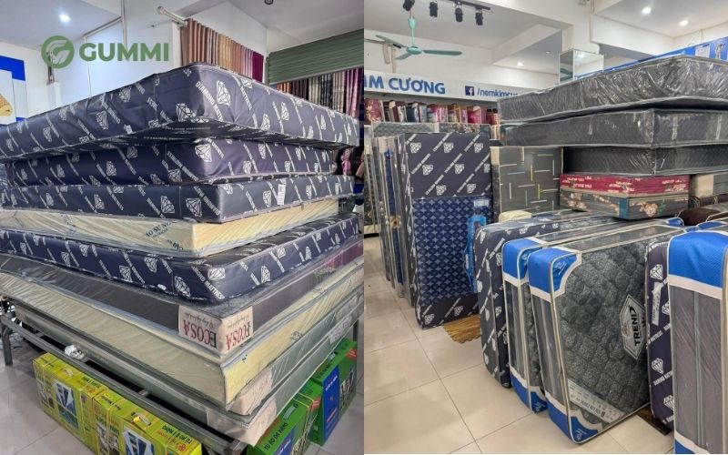 Khách hàng tham khảo các mẫu nệm tại cửa hàng Tuấn Hằng