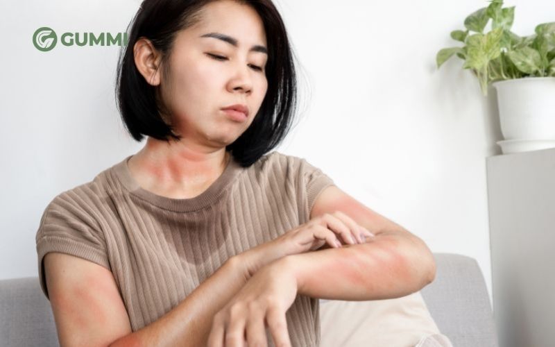 Một số người có làn da nhạy cảm hoặc cơ địa dị ứng có thể phản ứng với các chất liệu trong nệm