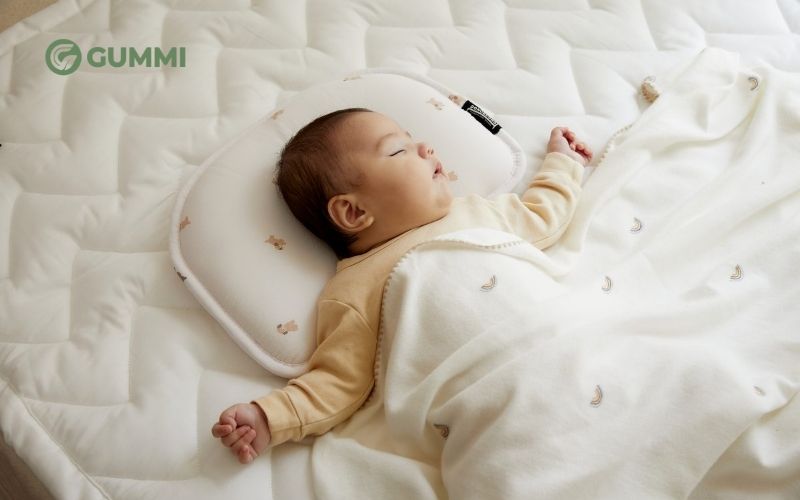 Bé từ 3 tháng tuổi có thể sử dụng gối chống lõm đầu