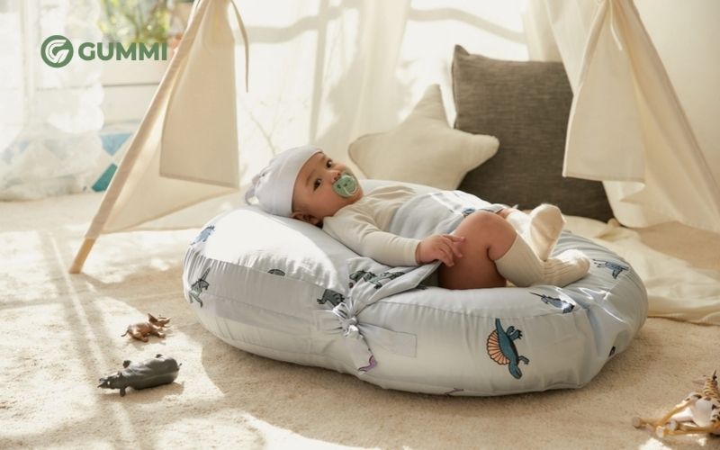 Chọn gối có chất liệu và độ nghiêng phù hợp với bé