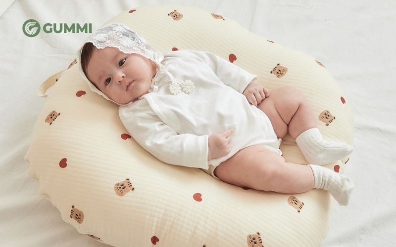 Đặt trẻ sơ sinh nằm gối chống trào ngược đúng cách