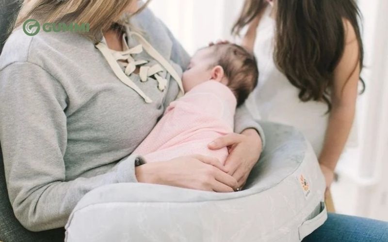 Giúp bé duy trì tư thế bú ổn định