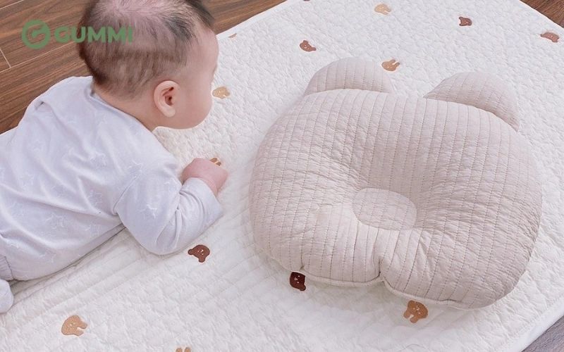 Gối chống bẹp đầu có tốt không? Cách chọn gối an toàn cho bé 1 Gối chống bẹp đầu là loại gối được thiết kế với phần lõm ở giữa hoặc có cấu trúc ôm theo đường cong tự nhiên của đầu trẻ