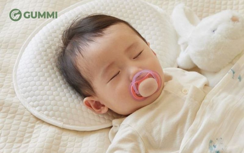 Gối chống bẹp đầu có tốt không? Cách chọn gối an toàn cho bé 4 Thường xuyên cho bé thay đổi tư thế nằm giúp phòng ngừa bẹp đầu hiệu quả