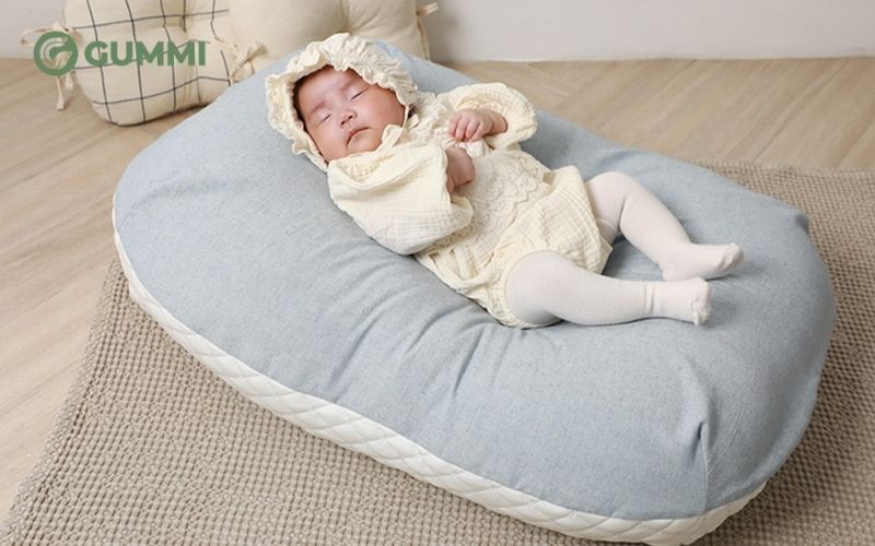 Không nên để bé nằm trên gối chống trào ngược trong thời gian dài