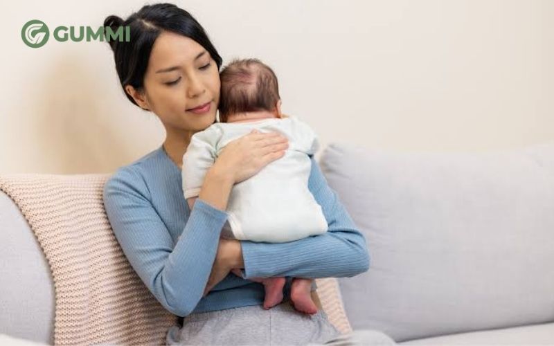 Sau mỗi cữ bú, cha mẹ nên bế bé ở tư thế thẳng đứng và vỗ nhẹ lưng để giúp bé ợ hơi