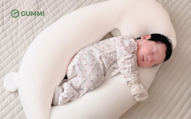 Gối ôm giữ tư thế ngủ ổn định cho bé
