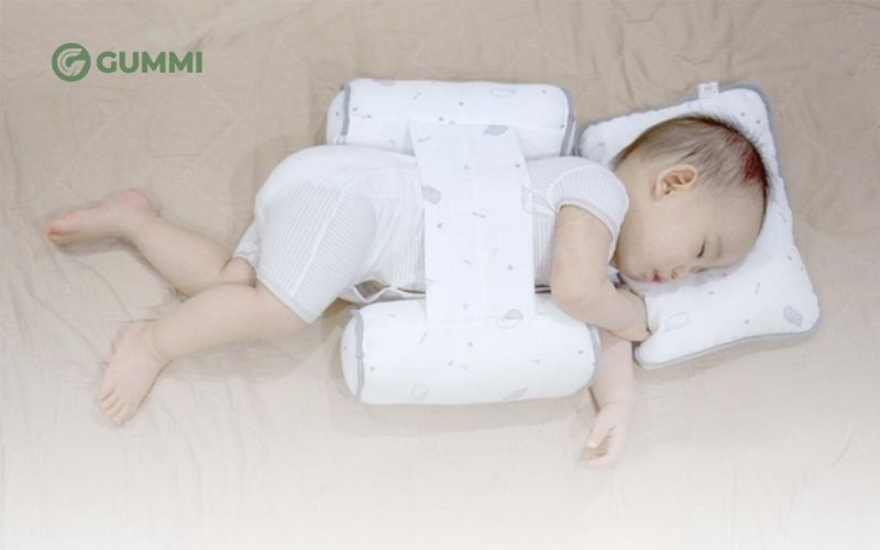 Gối chống giật mình là gì? 5 lợi ích khi sử dụng cho bé 2 Hỗ trợ giữ tư thế ngủ ổn định
