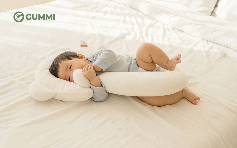 Lựa chọn gối ôm phù hợp với độ tuổi và thể trạng của bé