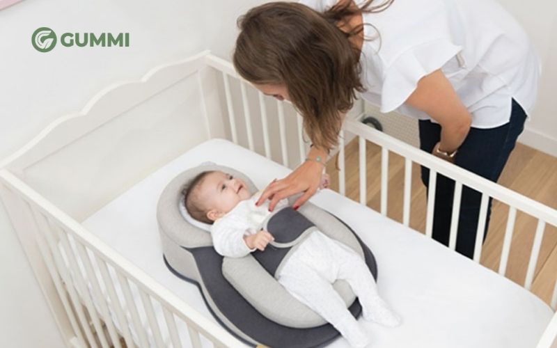 Sử dụng gối đúng thời gian và luôn theo dõi bé