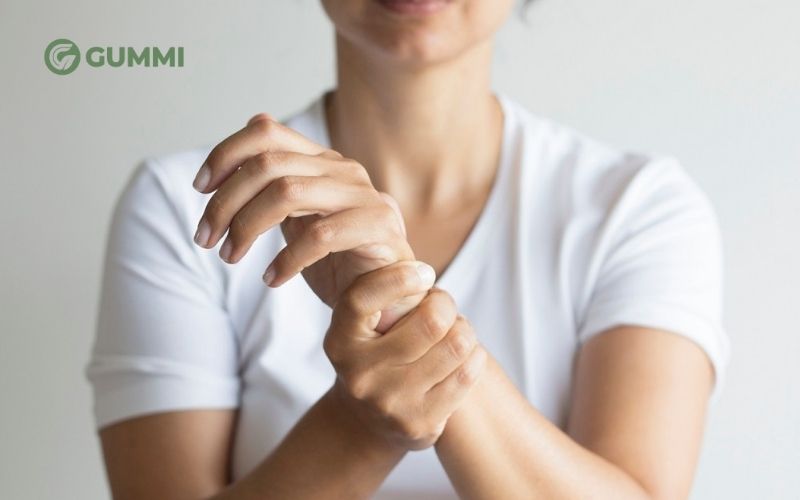 15 tác hại của gối chống trào ngược và những lưu ý khi sử dụng 5 Tác hại của gối chống trào ngược - Tê chân tay