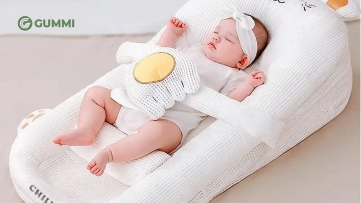 trẻ sơ sinh nằm ngủ trên gối chống trào ngược