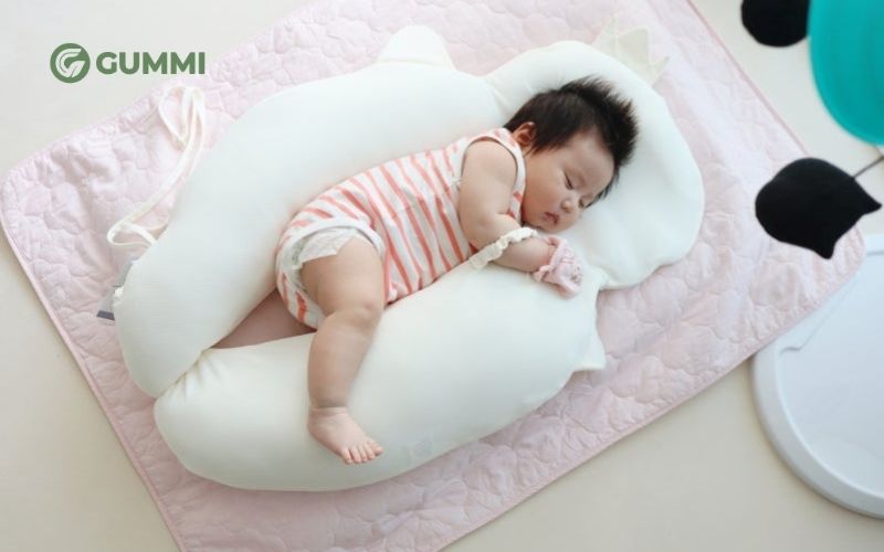 Ưu tiên gối ôm có chất liệu mềm mại, thấm hút tốt cho bé