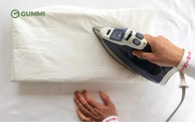 Cần dùng nhiệt độ thấp và tránh tiếp xúc trực tiếp với nệm