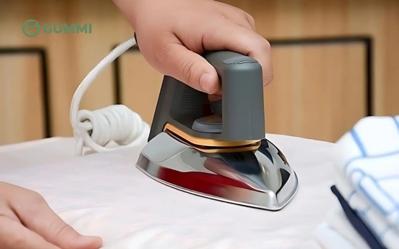 Làm khô nệm nhanh bằng bàn ủi có thể gây hư hỏng