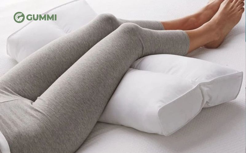 Kê gối dưới chân khi ngủ có thể giúp ngủ thoải mái hơn