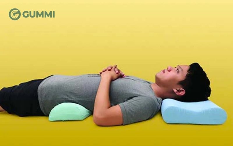 Đặt gối đúng vị trí thắt lưng